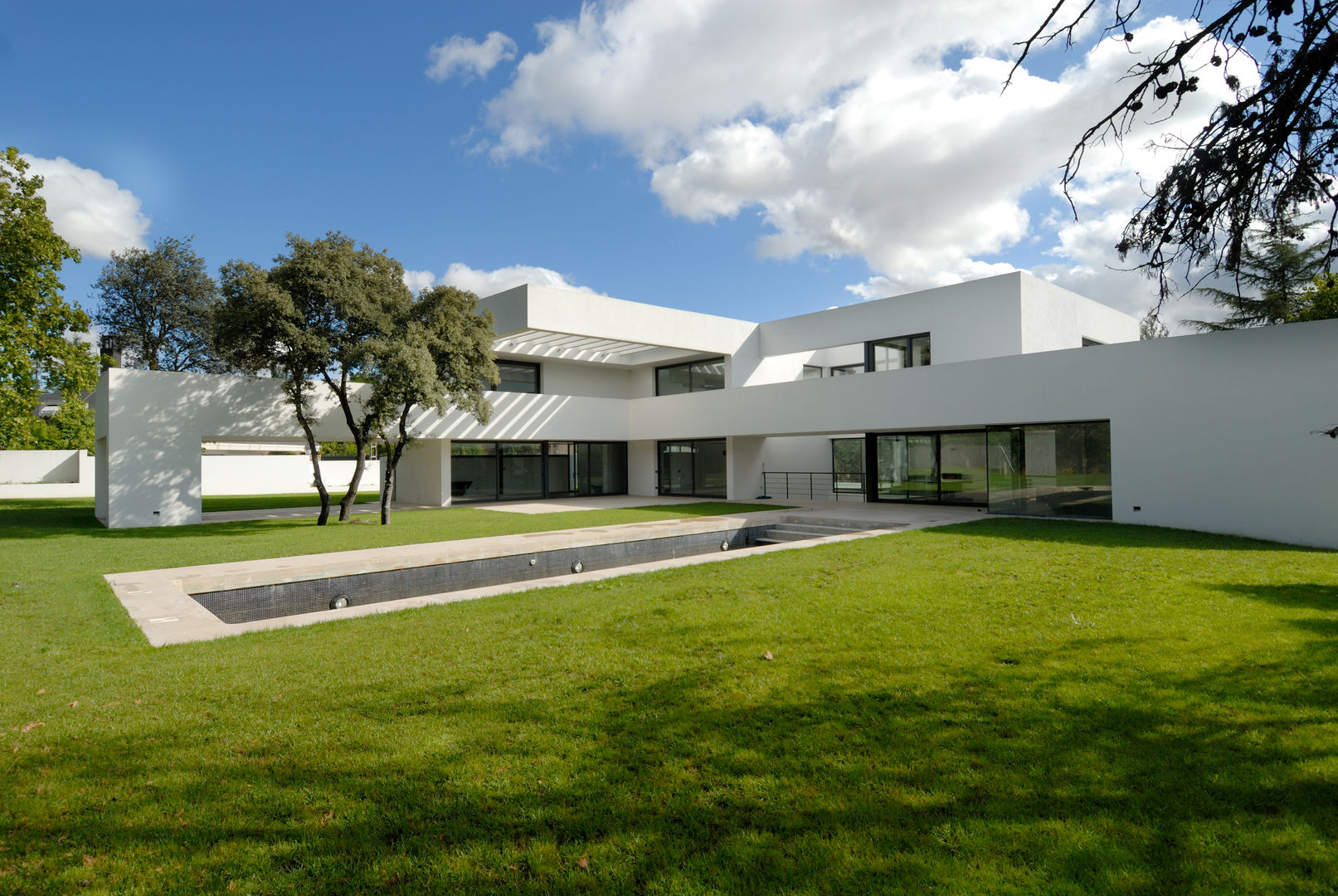 Construir vivienda unifamiliar en Madrid, arquitectura, Otto Medem Arquitecto vanguardista en Madrid Otto Medem Arquitecto vanguardista en Madrid Minimalistyczny ogród