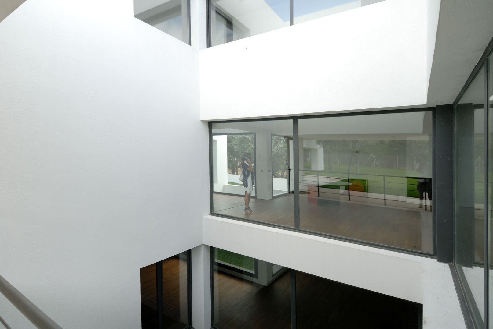 Construir vivienda unifamiliar en Madrid, arquitectura, Otto Medem Arquitecto vanguardista en Madrid Otto Medem Arquitecto vanguardista en Madrid Phòng khách phong cách tối giản