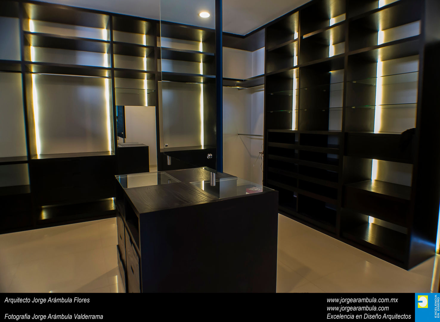 Casa N1, Excelencia en Diseño Excelencia en Diseño Closets Madeira Efeito de madeira