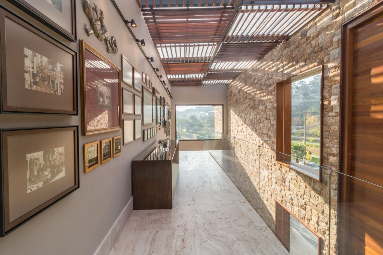 Residencia em Tamboré - SP, Atelier C2H.a Atelier C2H.a Rustic style corridor, hallway & stairs