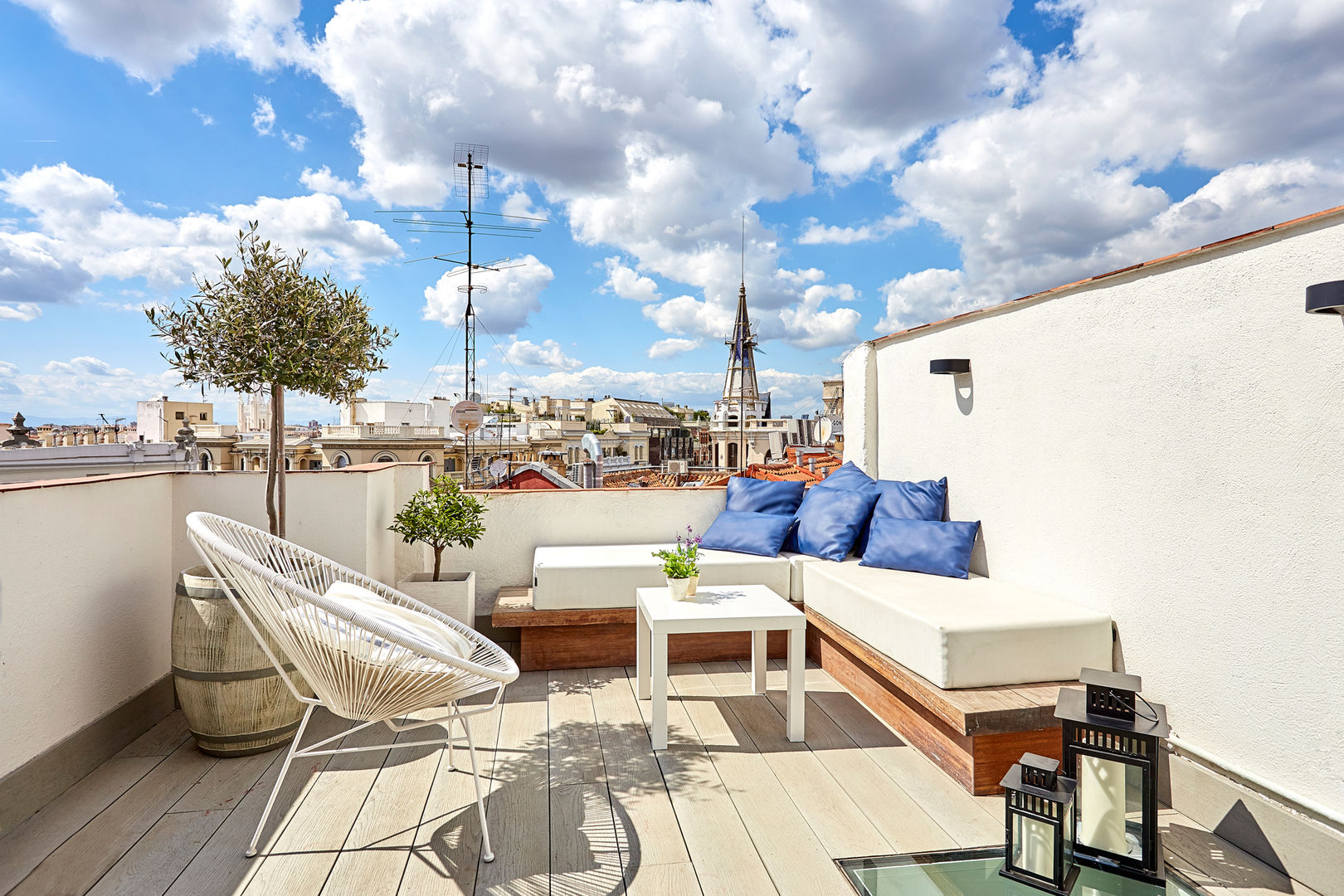 Un Ático con Vistas ND Interiorismo & Decoración Balcones y terrazas mediterráneos