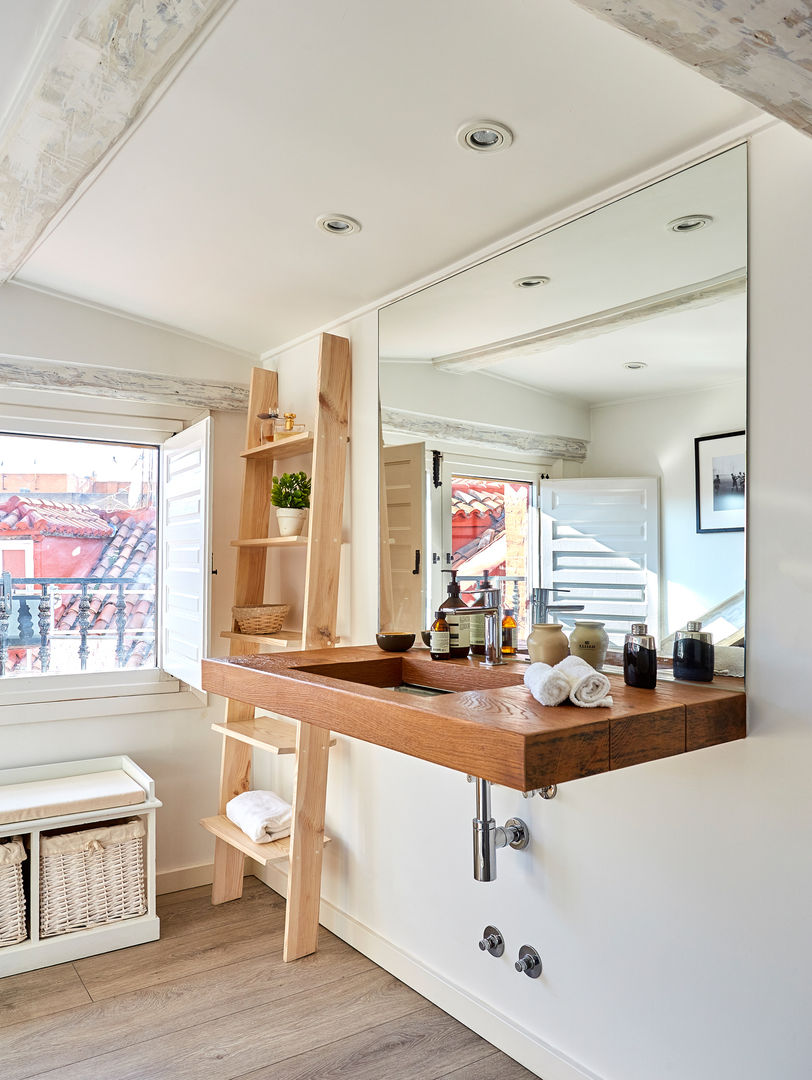 Un Ático con Vistas ND Interiorismo & Decoración Baños de estilo moderno madera pintada de blanco,estantería de madera,viga de madera,ventanas de madera,dormitorio abuhardillado,madrid,decoracion