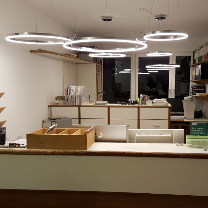 Arztpraxis in München mit modernen LED-Ringleuchten, Skapetze Lichtmacher Skapetze Lichtmacher Pasillos, vestíbulos y escaleras de estilo moderno Plástico