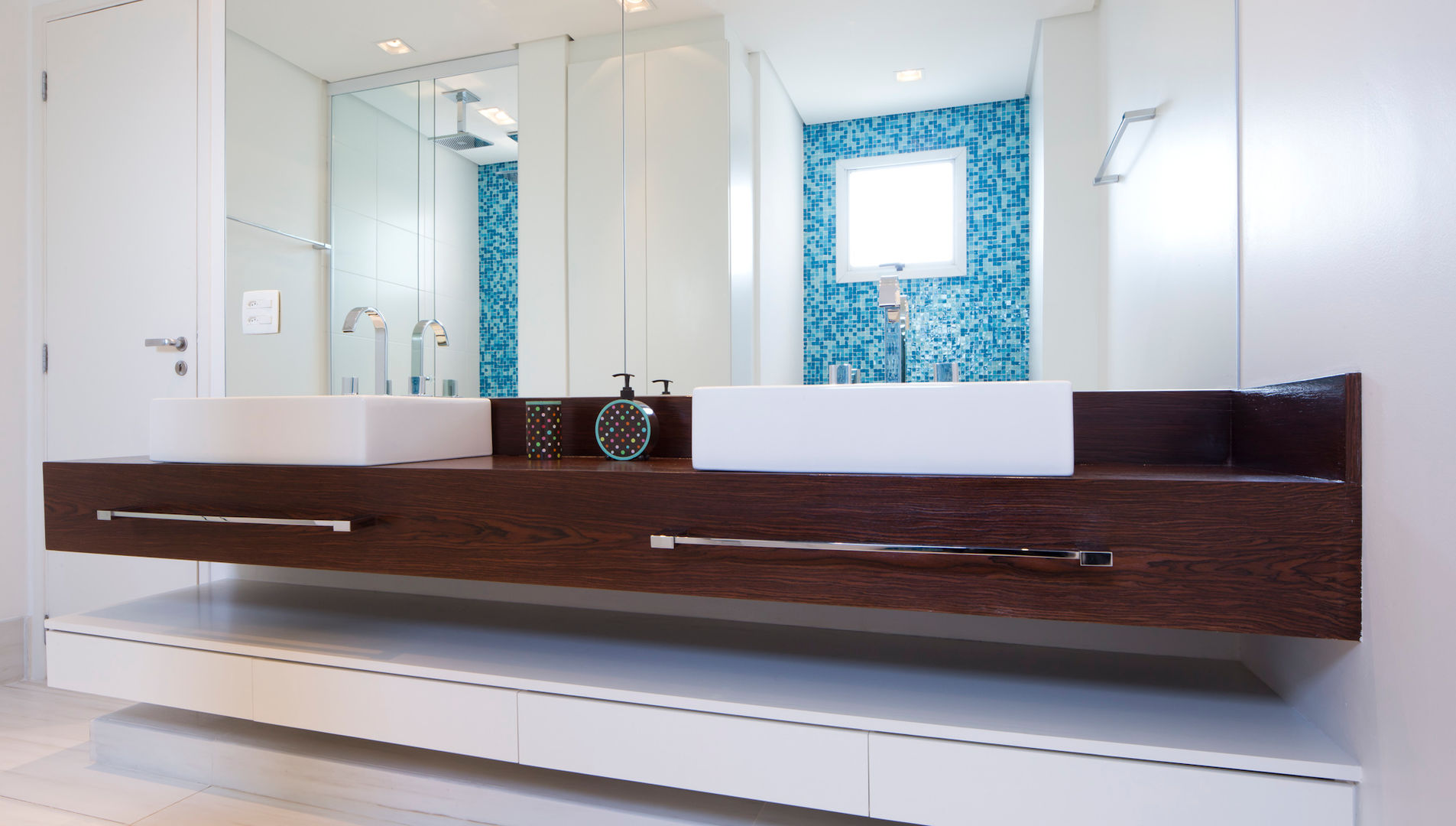 Banheiro com bancada de madeira Atelier C2H.a Casas de banho ecléticas