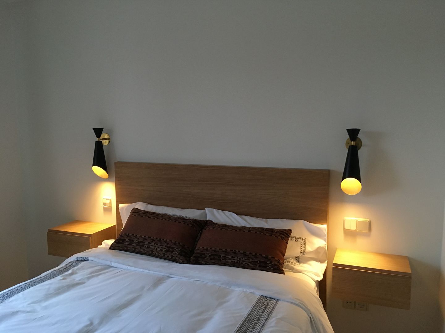 Dormitorio-3 nowheresoon. estudio creativo en madrid Dormitorios pequeños Madera Acabado en madera