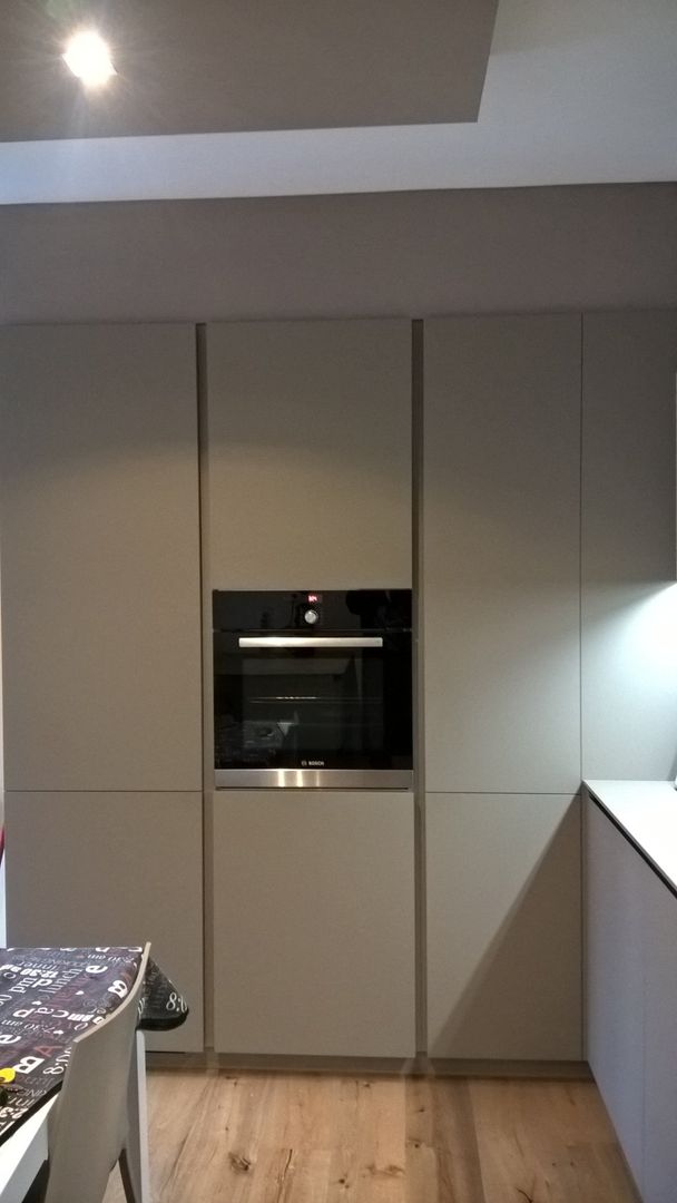 Progetto per una cucina moderna con Fenix a Mori, Trento, G&S INTERIOR DESIGN G&S INTERIOR DESIGN Кухня Інженерне дерево Прозорий