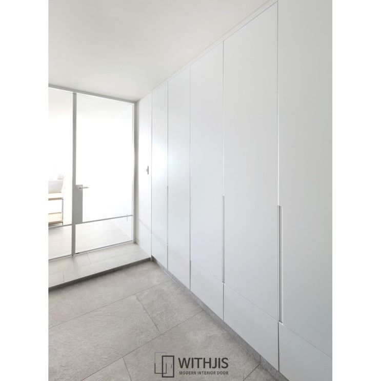 명품인테리어도어, 양개여닫이도어, WITHJIS(위드지스) WITHJIS(위드지스) Ingresso, Corridoio & Scale in stile moderno Alluminio / Zinco