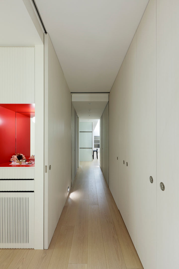 毛宅 Mao Residence, 何侯設計 Ho + Hou Studio Architects 何侯設計 Ho + Hou Studio Architects Modern corridor, hallway & stairs