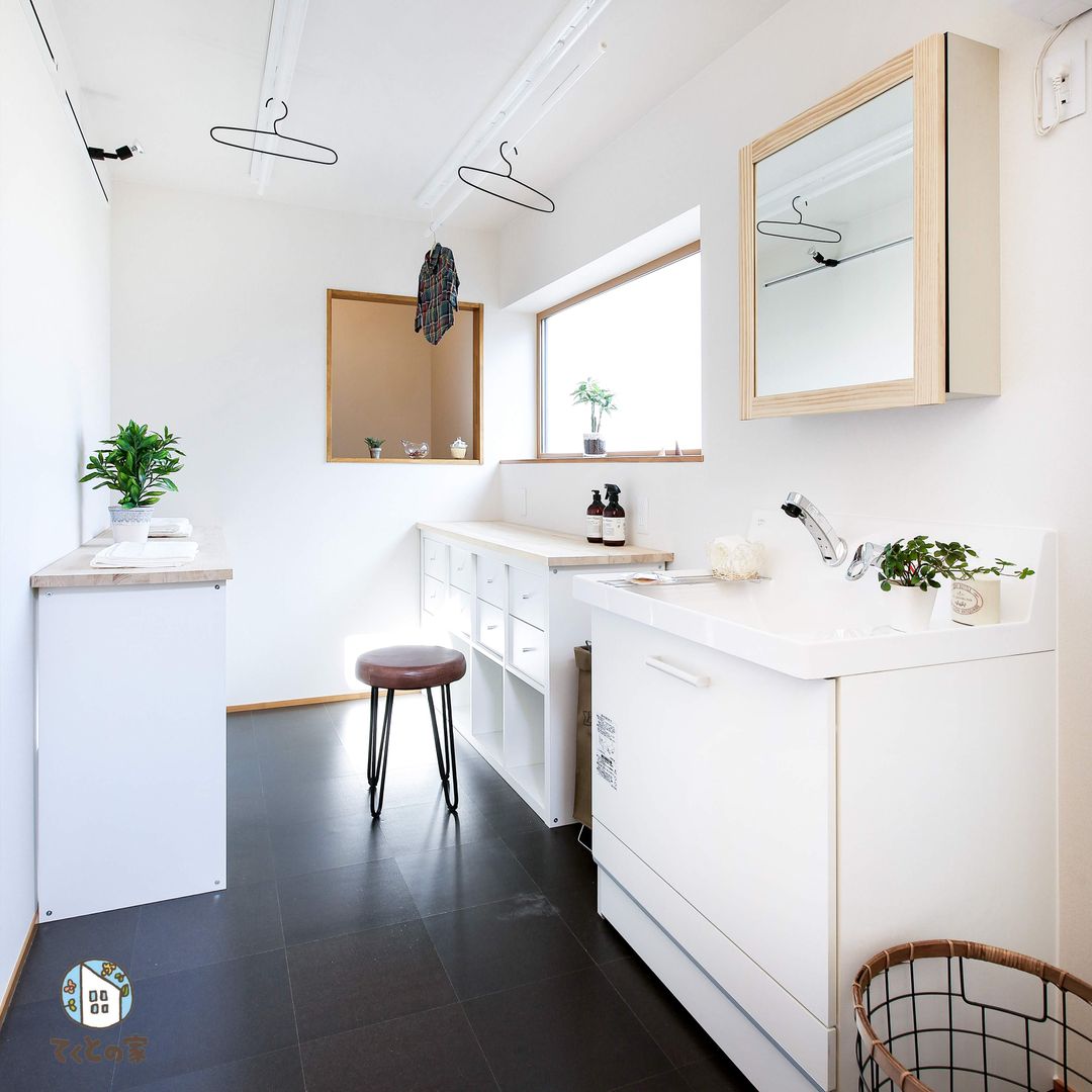 嫌いな家事の"洗濯"をデザイン, てくとの家 てくとの家 Eclectic style bathrooms Wood Wood effect