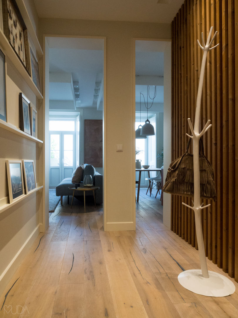 LC Apartment - Lisbon, MUDA Home Design MUDA Home Design Scandinavian style corridor, hallway& stairs