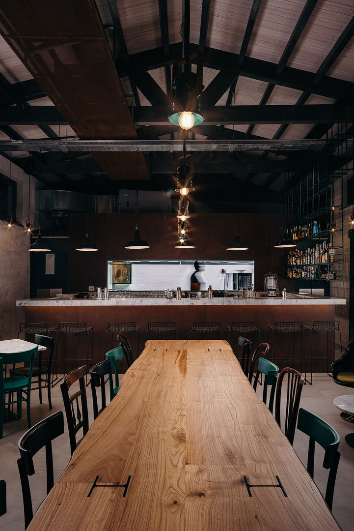 Officina Meccanica Generale - wine & tapas Bar, manuarino architettura design comunicazione manuarino architettura design comunicazione พื้นที่เชิงพาณิชย์ เหล็ก บาร์และคลับ