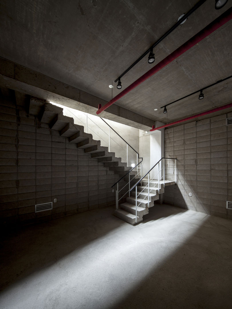 경운동 근린생활시설 - 전망(Brick Mesh), (주)건축사사무소 더함 / ThEPLus Architects (주)건축사사무소 더함 / ThEPLus Architects Floors