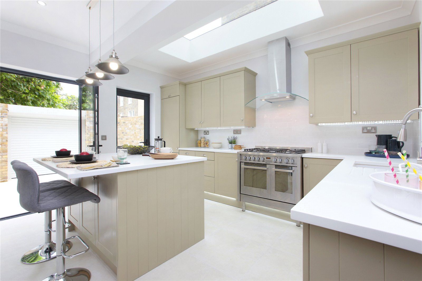 Kitchen extension Richmond, London Design + Build London Design + Build وحدات مطبخ خشب نقي Multicolored