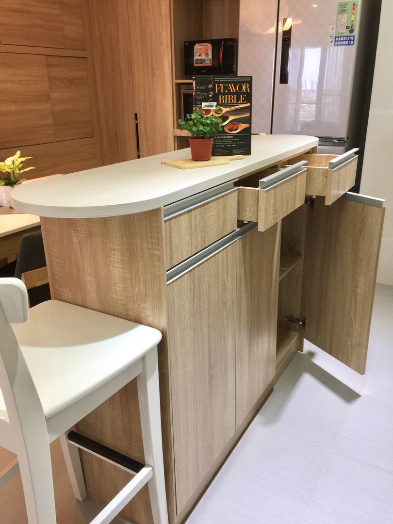 廚房/小巧精緻的中島設計 圓方空間設計 Kitchen units پلائیووڈ