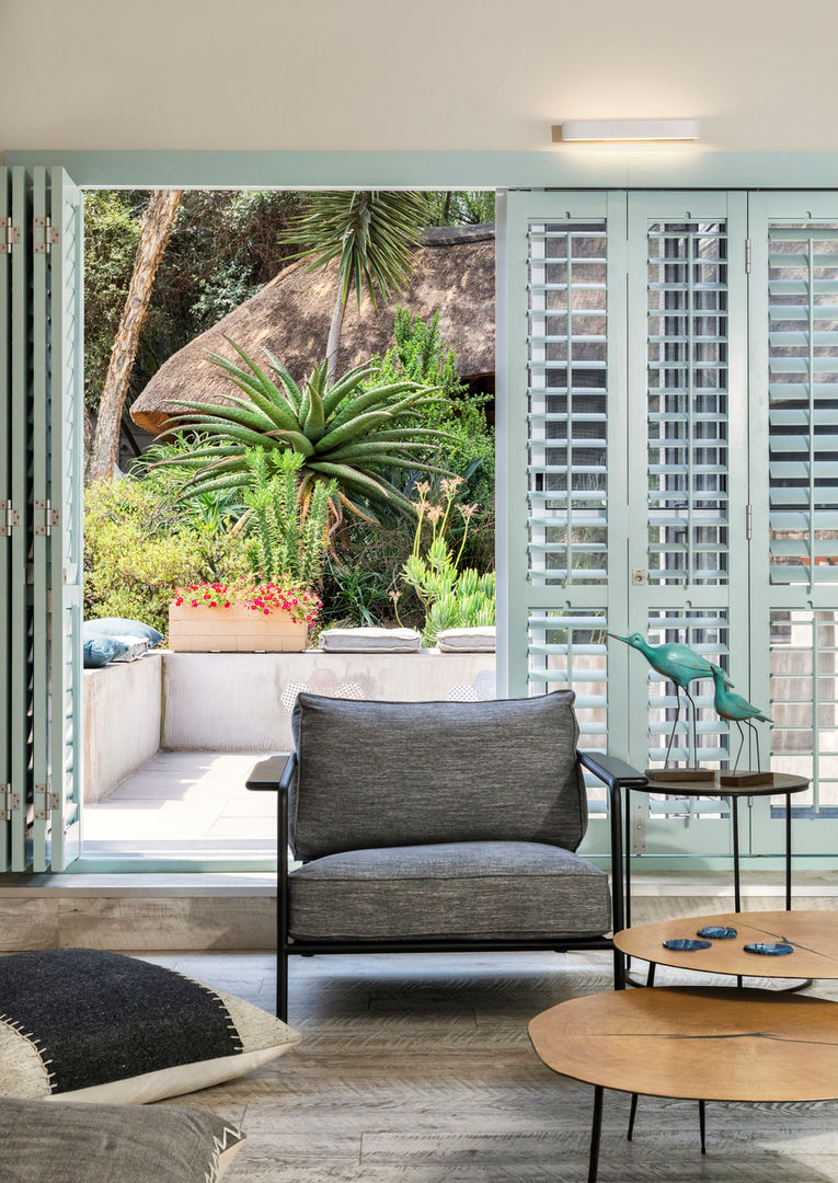 Indoor / Outdoor Living Patio Deborah Garth Interior Design International (Pty)Ltd Modern living room