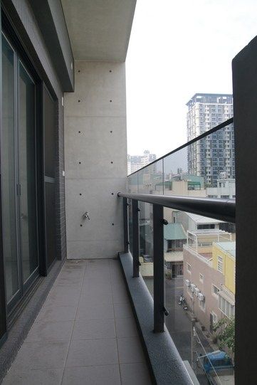 台中西區的五層電梯別墅建築, 勻境設計 Unispace Designs 勻境設計 Unispace Designs ระเบียง กระจกและแก้ว
