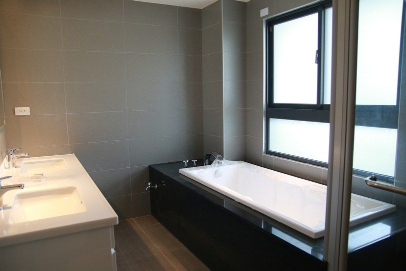 雙人洗手台與浴缸 勻境設計 Unispace Designs 現代浴室設計點子、靈感&圖片