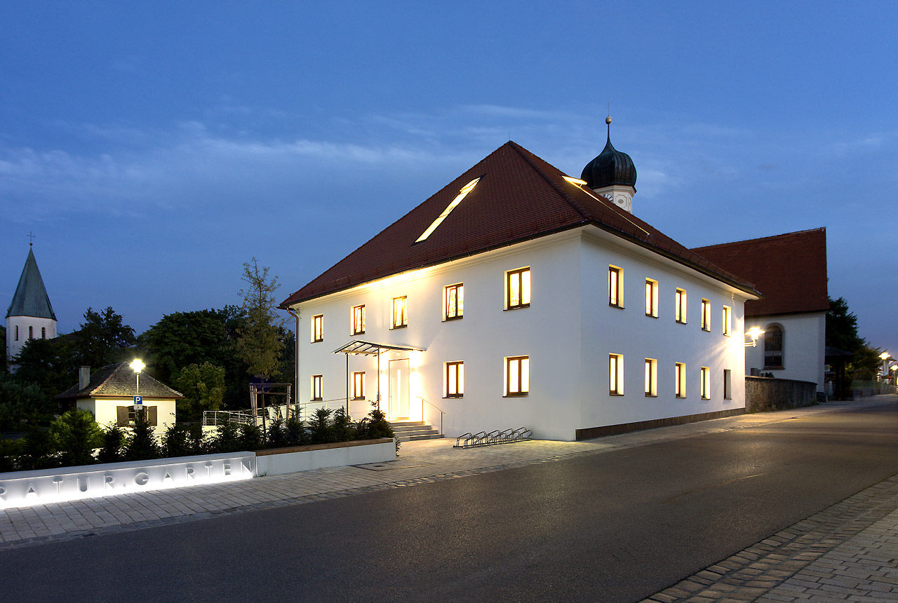 Gemeindebibliothek, Gemeindearchiv und Trauungssaal im alten Pfarrhaus in Pöcking, WSM ARCHITEKTEN WSM ARCHITEKTEN منازل