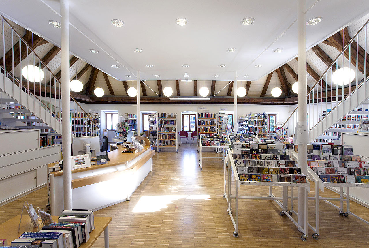 Gemeindebibliothek, Gemeindearchiv und Trauungssaal im alten Pfarrhaus in Pöcking, WSM ARCHITEKTEN WSM ARCHITEKTEN Estudios y despachos modernos