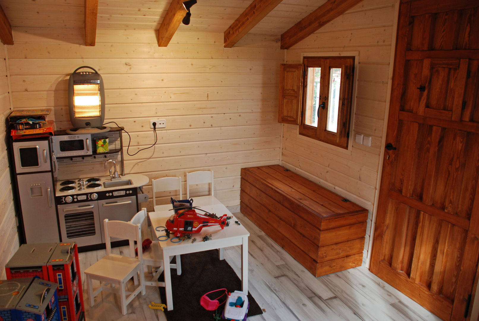 Interior de la casita de madera para niños Construcción de casetas de Madera en Madrid Casas de madera Madera Acabado en madera