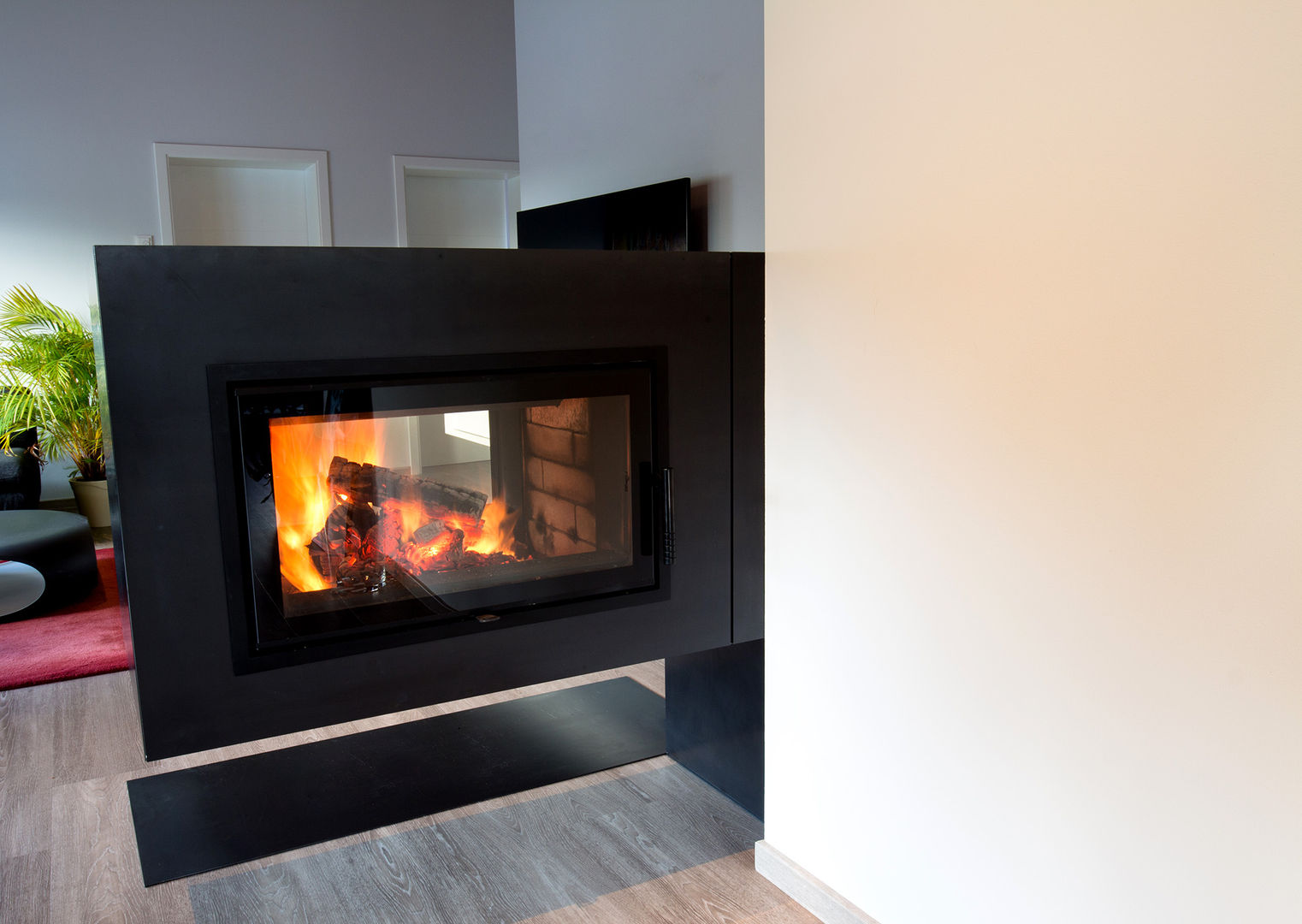 .kii1 | kiimoto Speicherkamin - der Kaminofen für langanhaltende Wärme, kiimoto kamine kiimoto kamine Livings de estilo minimalista Hierro/Acero Chimeneas y accesorios