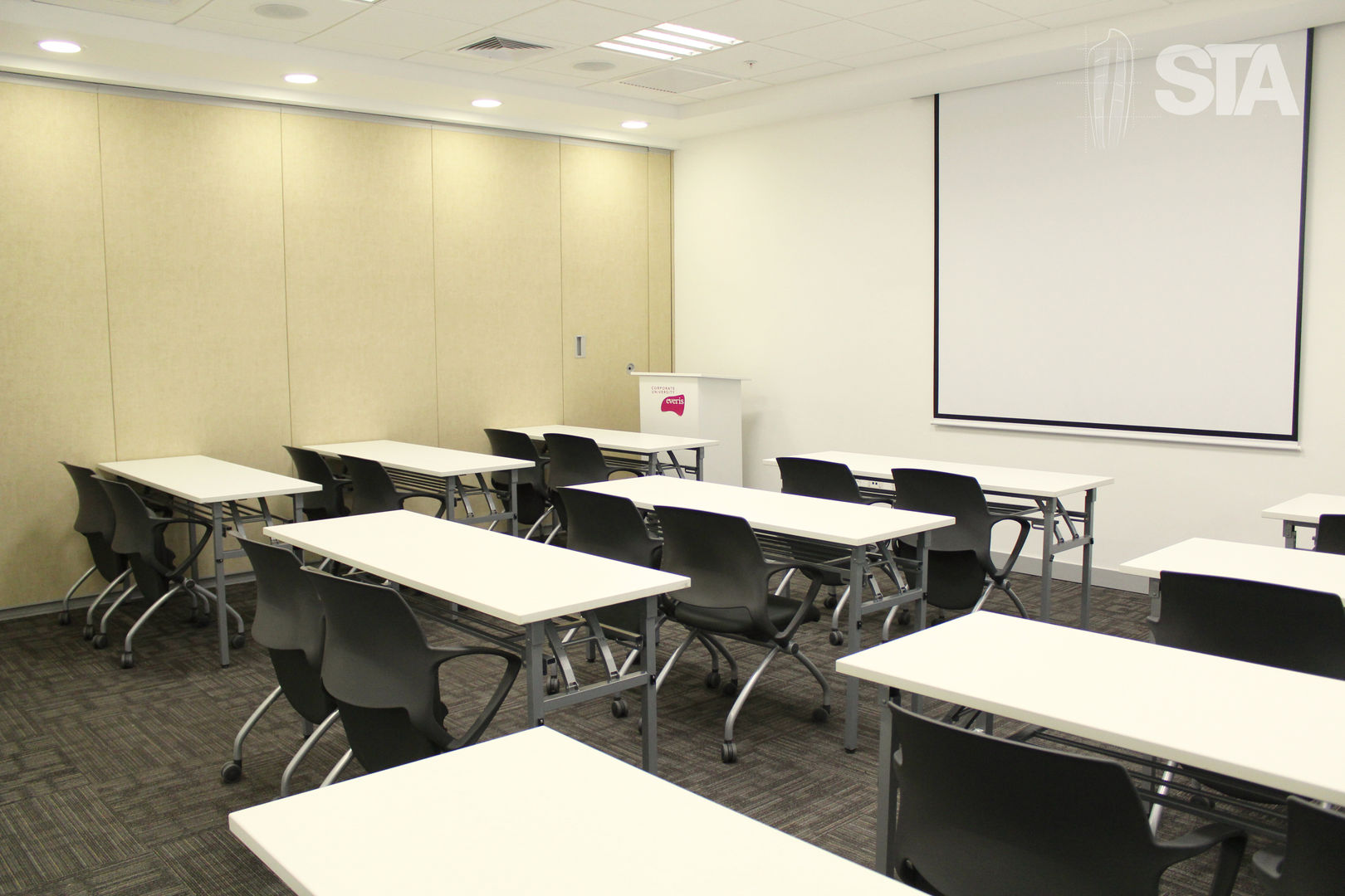 Sala de capacitaciones Soluciones Técnicas y de Arquitectura Espacios comerciales Oficinas y Tiendas