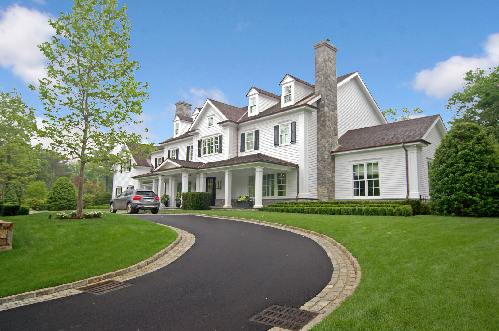 Custom Colonial, Greenwich, CT by DeMotte Architects DeMotte Architects, P.C. Colonial style house