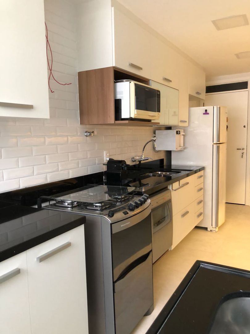 cozinha apartamento Leblon - RJ, Claudia Saraceni Claudia Saraceni ครัวสำเร็จรูป