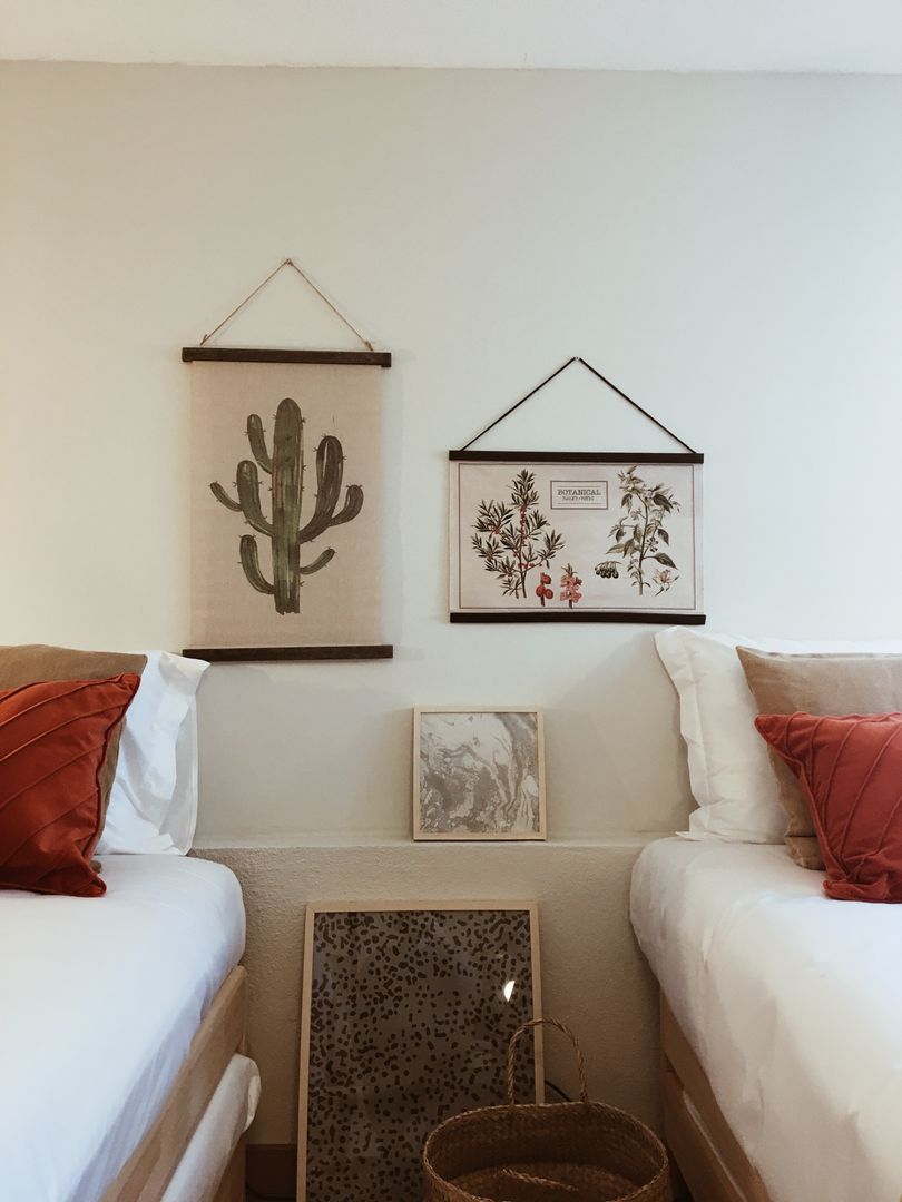 Quarto Rafaela Fraga Brás, Interior Design & Homestyling Quartos rústicos Madeira Acabamento em madeira telas,cama,simplicidade,padrões