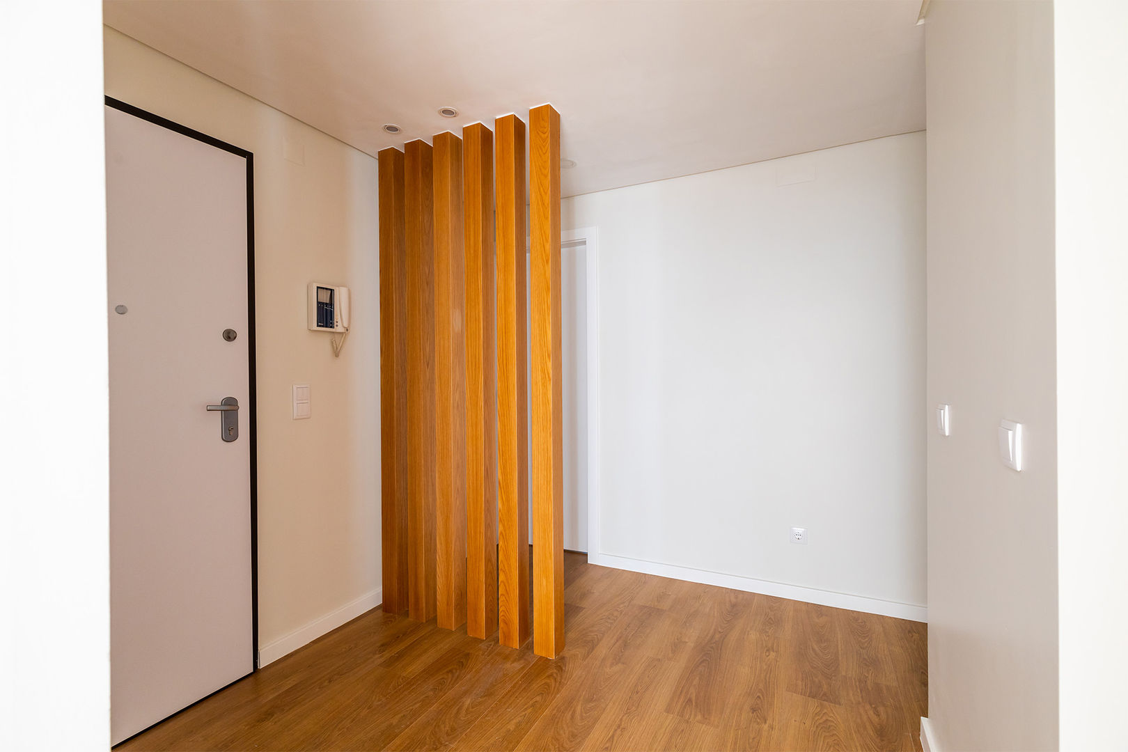 Remodelação de apartamento na Portela, Sizz Design Sizz Design Modern Corridor, Hallway and Staircase