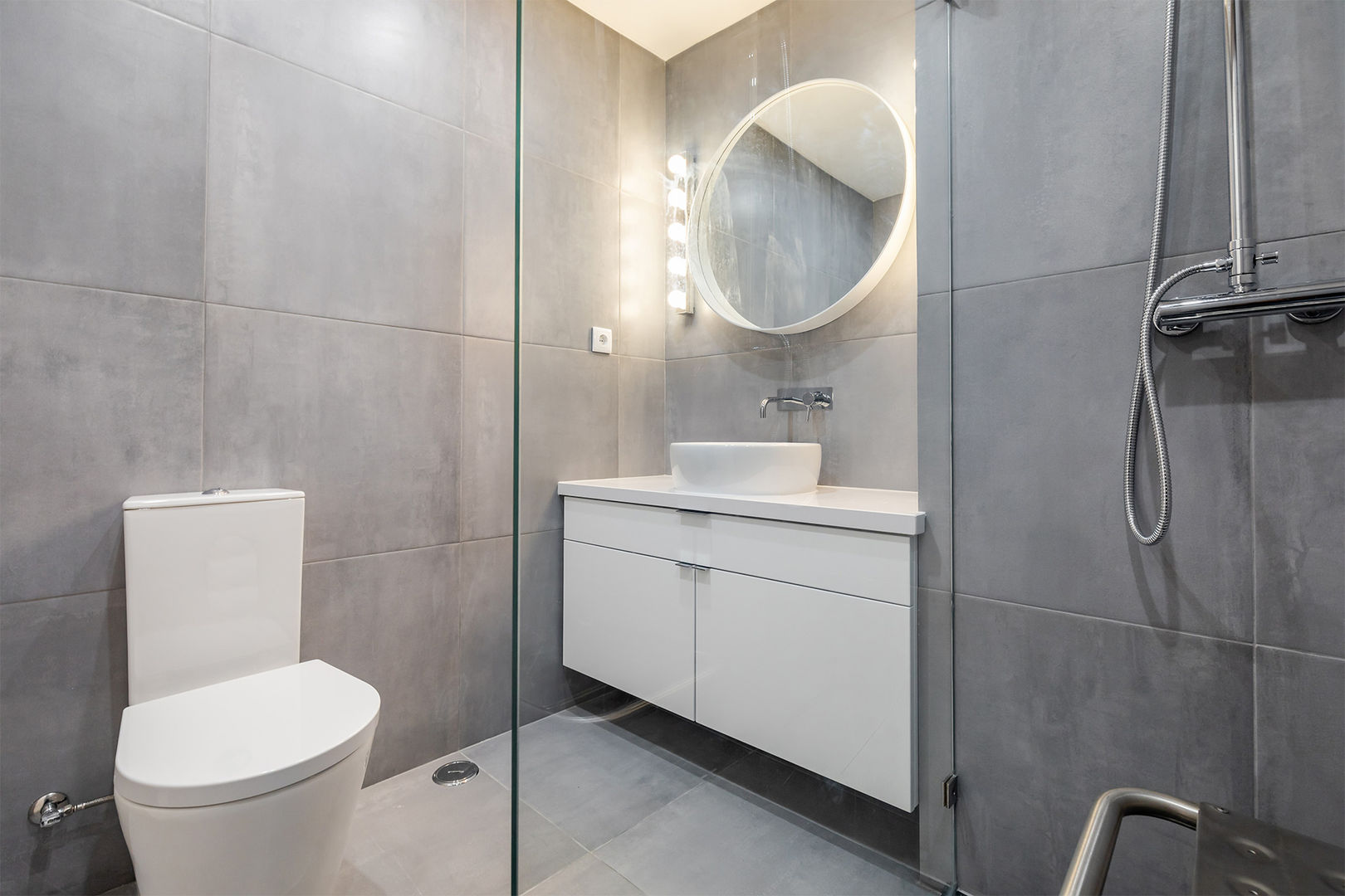 Remodelação de apartamento na Portela, Sizz Design Sizz Design Modern Bathroom