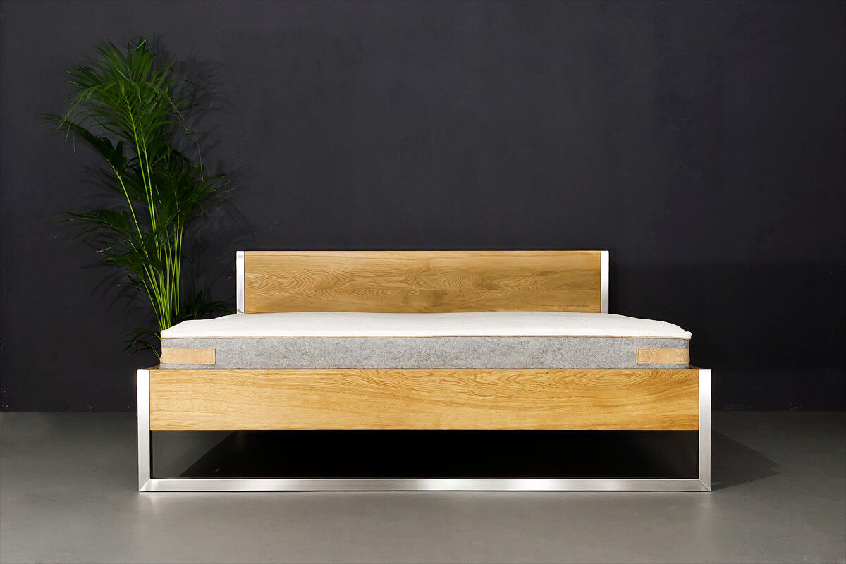 Nature Oak Bett - Edelstahl und Massivholz kombiniert, N51E12 - design & manufacture N51E12 - design & manufacture 臥室 鐵/鋼 床與床頭櫃