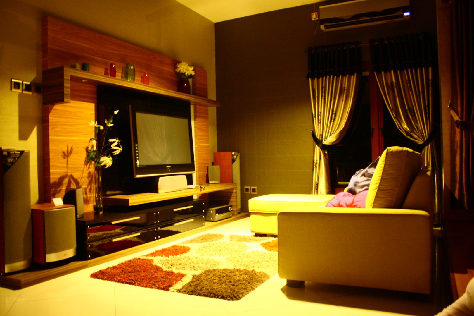 Romantic lounge & living room kota wisata cibubur, Exxo interior Exxo interior Salas multimedia de estilo moderno