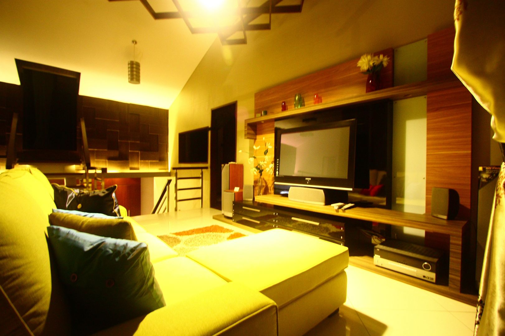 Romantic lounge & living room kota wisata cibubur, Exxo interior Exxo interior Nowoczesny pokój multimedialny