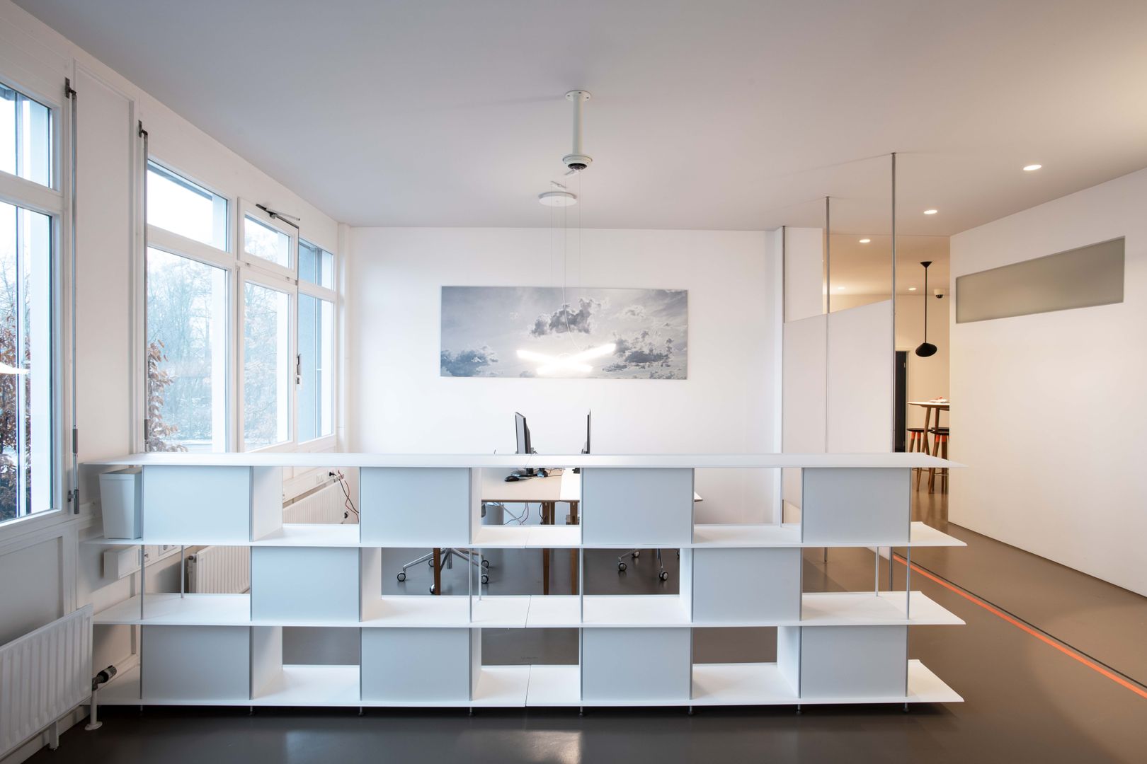 Entrée, Eingang und open Space Arbeiten. OXIT GmbH - Innenarchitekten in Stuttgart Gewerbeflächen Aluminium/Zink Oxit Sideboard-Theke,Fotokunst,Aluminium,Gipswände,modulare Möbel,Büromöbel,Empfangstheke,Sichtschutz,Raumtrennung,Vicarbe,Art-Fotografie,Estrichboden,Bürogebäude