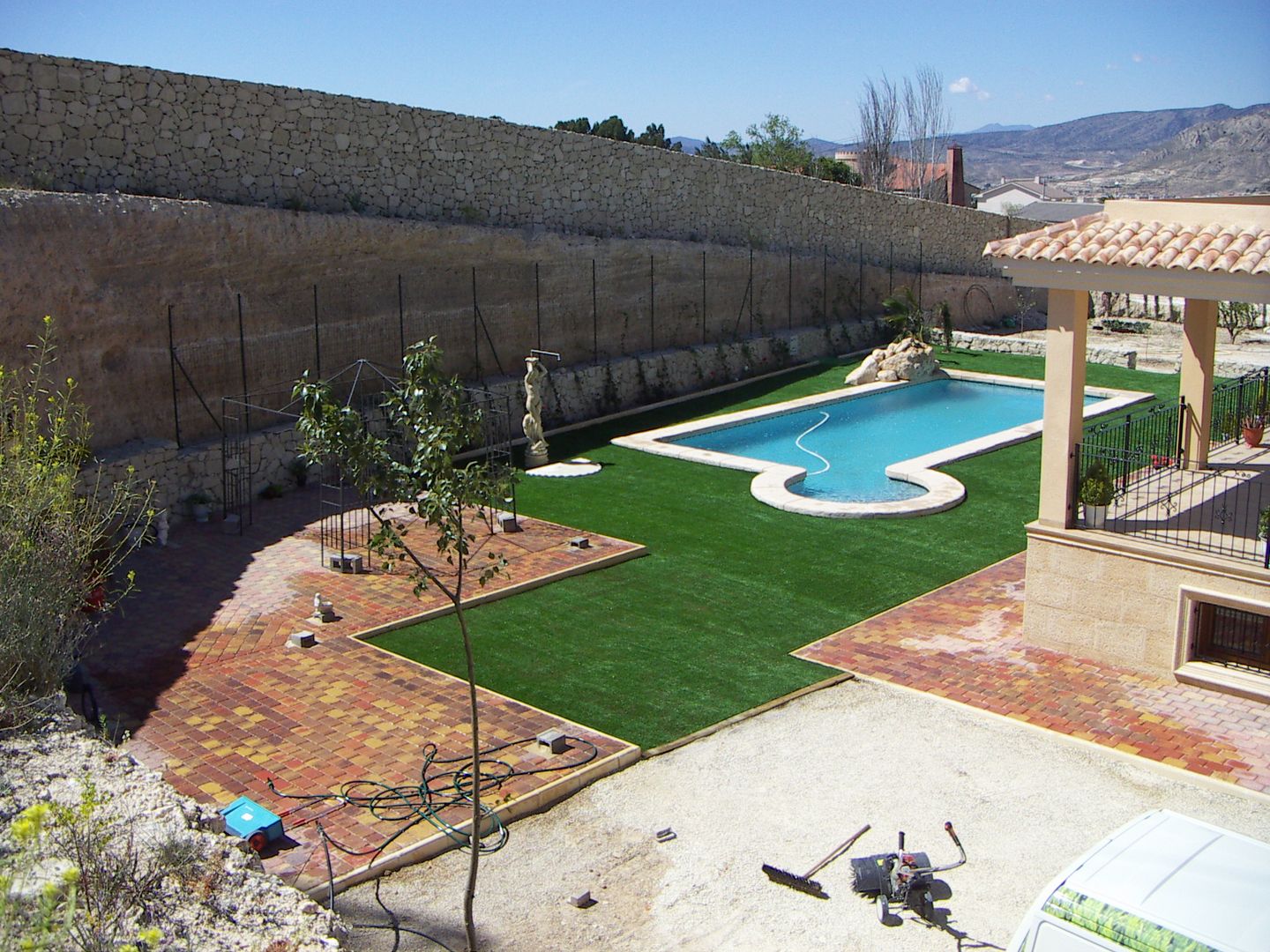 Antes y después de poner césped artificial en diferentes jardines., Albergrass césped tecnológico Albergrass césped tecnológico Jardines de estilo mediterráneo