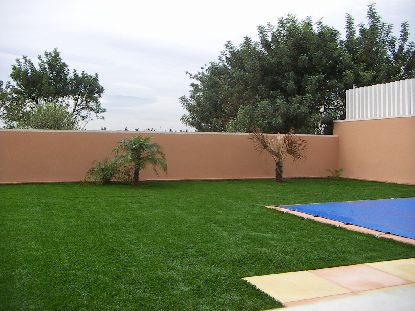 Antes y después de poner césped artificial en diferentes jardines., Albergrass césped tecnológico Albergrass césped tecnológico Jardines mediterráneos