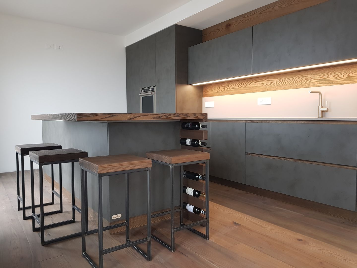 CUCINA MODERNA EFFETTO CEMENTO, ARREDAMENTI PIVA ARREDAMENTI PIVA Moderne keukens Hout Hout Tafels & stoelen