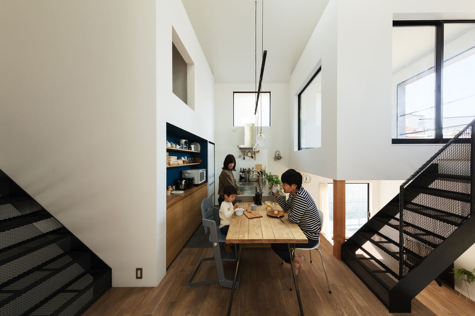 Crossroad House YYAA 山本嘉寛建築設計事務所 Phòng ăn phong cách hiện đại Gỗ Wood effect