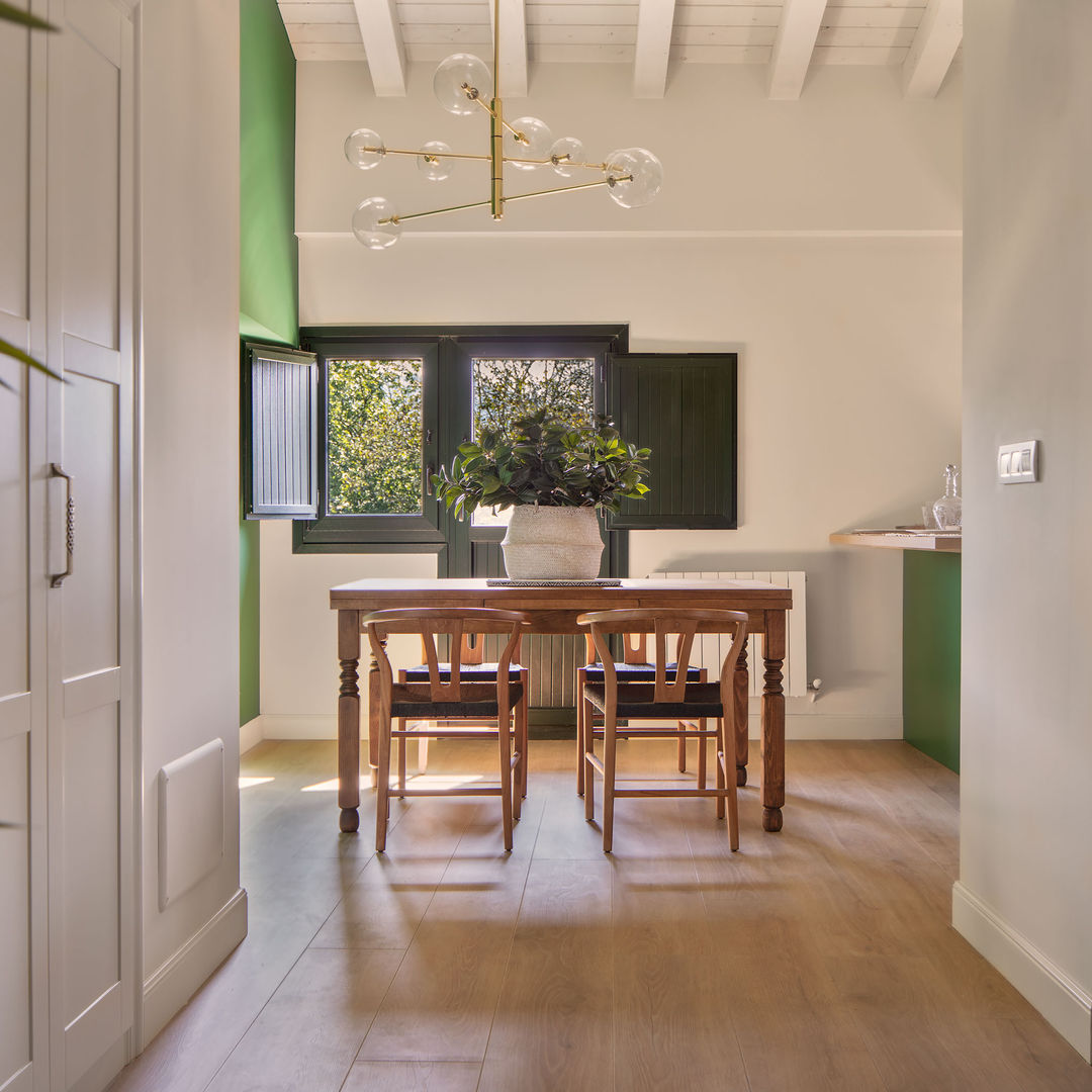 El equilibrio perfecto de verde y blanco en este proyecto de remodelación, MUGARRI DECORACIÓN MUGARRI DECORACIÓN Rustic style dining room Wood Wood effect