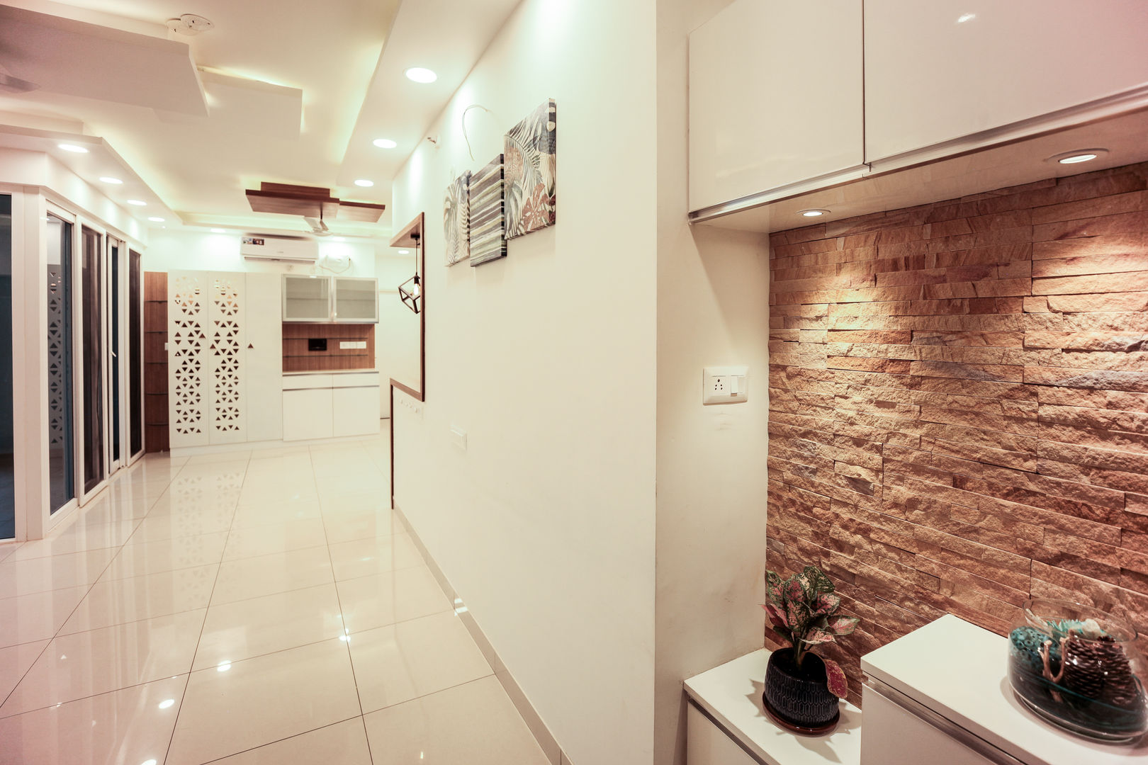 The Foyer designed with Stone Cladding Studio Ipsa Modern Corridor, Hallway and Staircase Storage