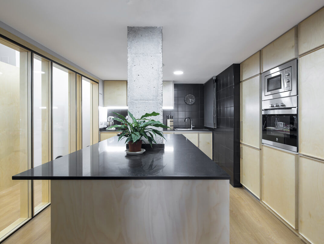 Reforma de un piso de 85m2 en Barcelona, Ofici: arquitectura Ofici: arquitectura Built-in kitchens