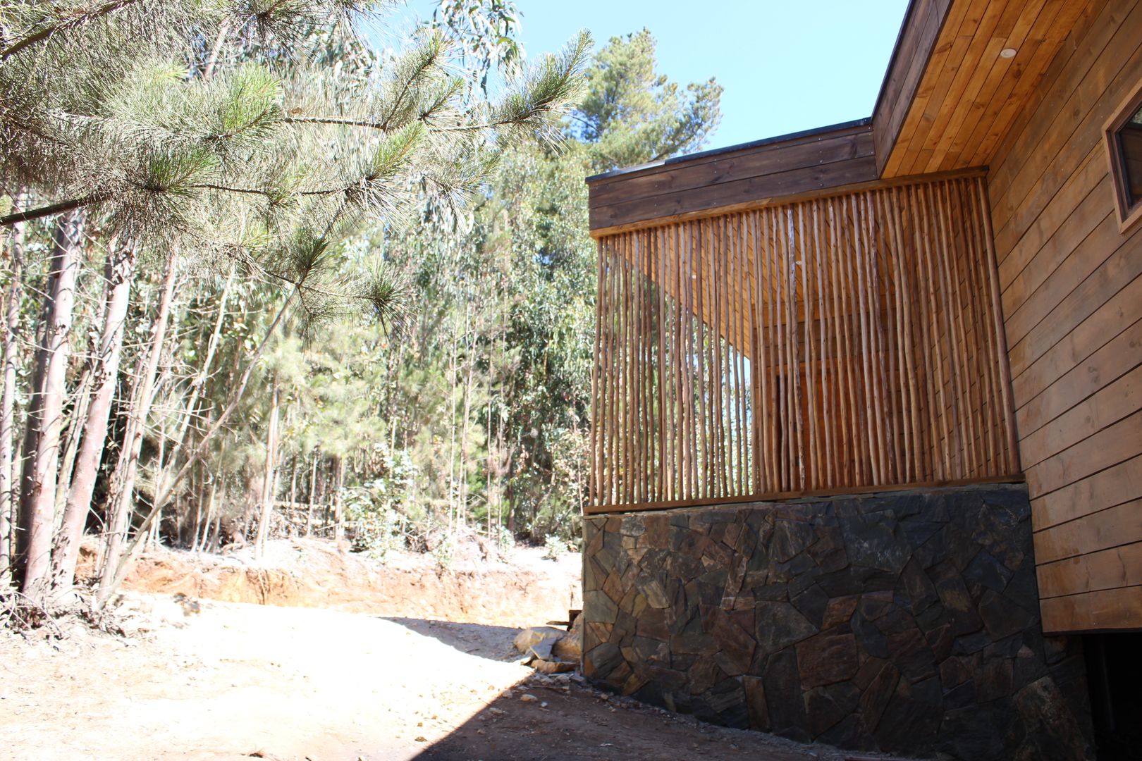 VIVIENDA EN FUNDO MILLACO, KIMCHE ARQUITECTOS KIMCHE ARQUITECTOS 木造住宅 木 木目調