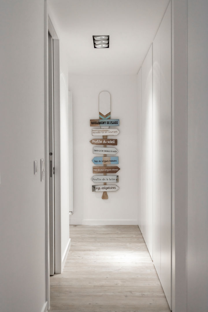 Remodelação total de apartamento em Cascais, ARQ1to1 - Arquitectura, Interiores e Decoração ARQ1to1 - Arquitectura, Interiores e Decoração 現代風玄關、走廊與階梯