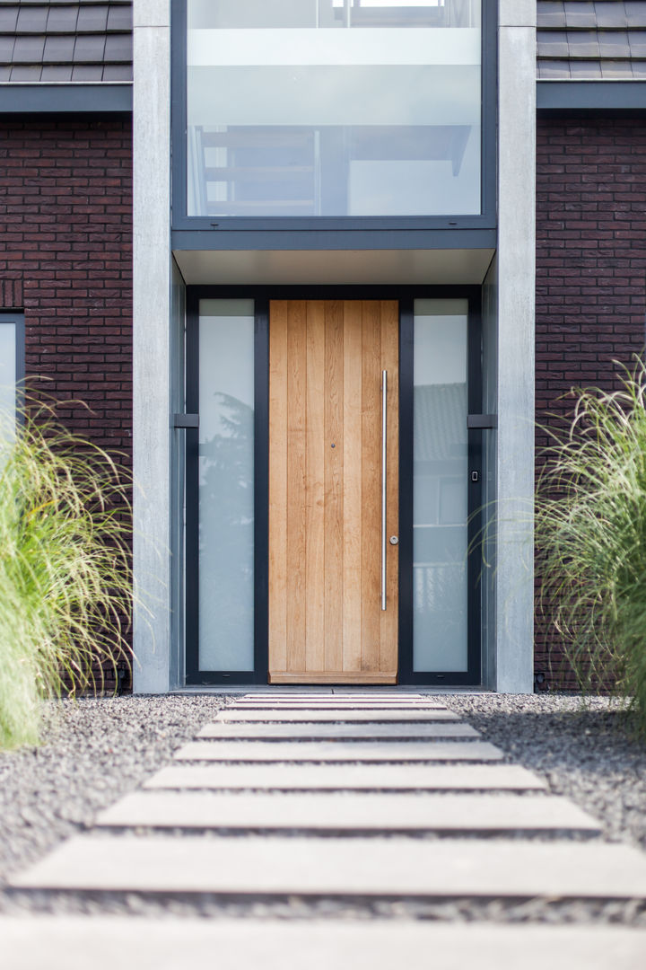 Nieuwe luxe woning, Bouwbedrijf Lelieveldt Bouwbedrijf Lelieveldt Modern style doors