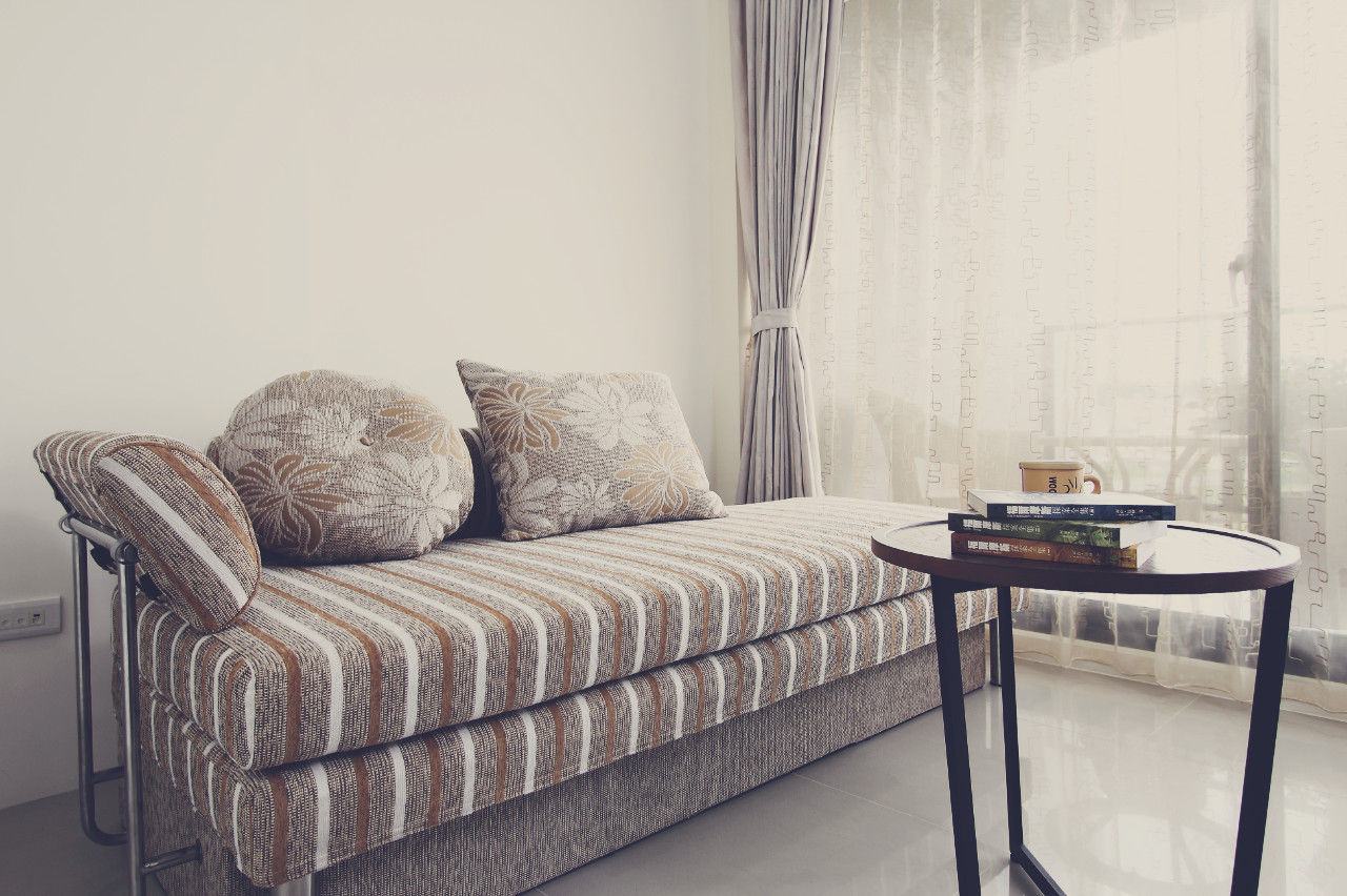 客房也能當作書房讓人在此享受下午茶的休閒時光 奕禾軒 空間規劃 /工程設計 Classic style bedroom Sofas & chaise longue