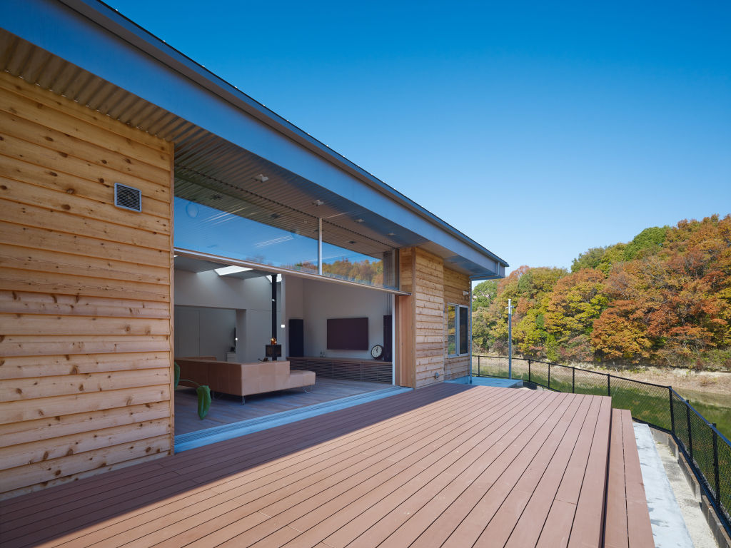 池のほとりの家/House in Minami-kawachi, 藤原・室 建築設計事務所 藤原・室 建築設計事務所 Modern Balkon, Veranda & Teras