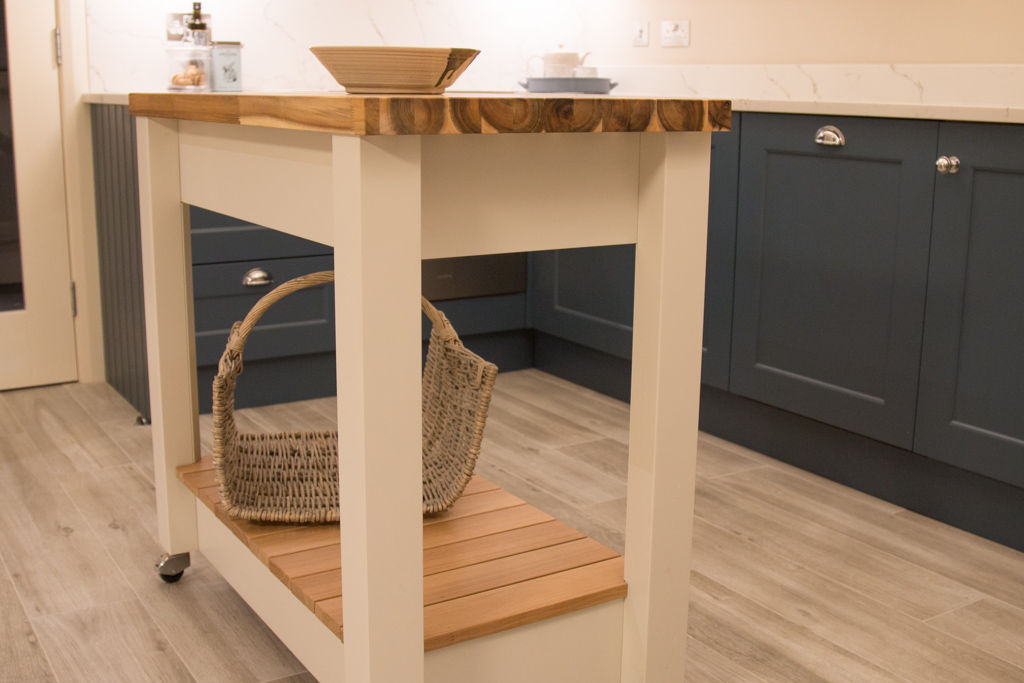 Compact, but perfectly useful homify Einbauküche Holz Holznachbildung compact island,kitchen island,mobile island