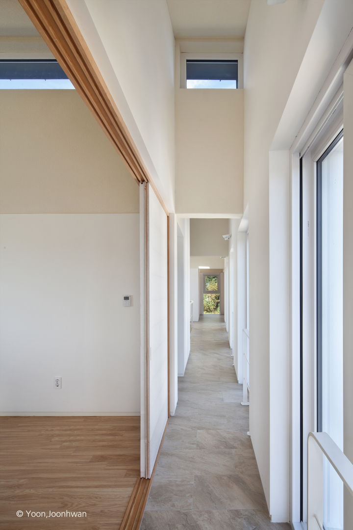 VISTA HOUSE, 건축사사무소 모뉴멘타 건축사사무소 모뉴멘타 Modern corridor, hallway & stairs