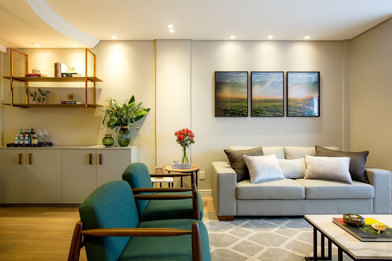 Apartamento aconchegante em tons neutros e madeira, ZOMA Arquitetura ZOMA Arquitetura Modern living room Sofas & armchairs